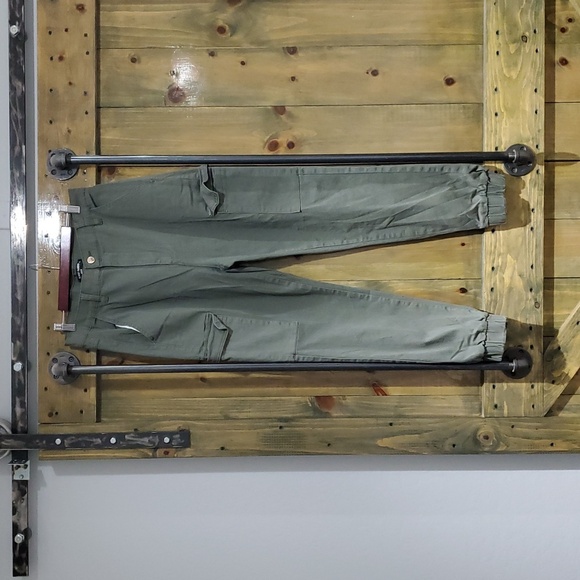 CARGO JOGGER ARMY GREEN ALMOST FAMOUS SIZE LARGE - Picture 1 of 7